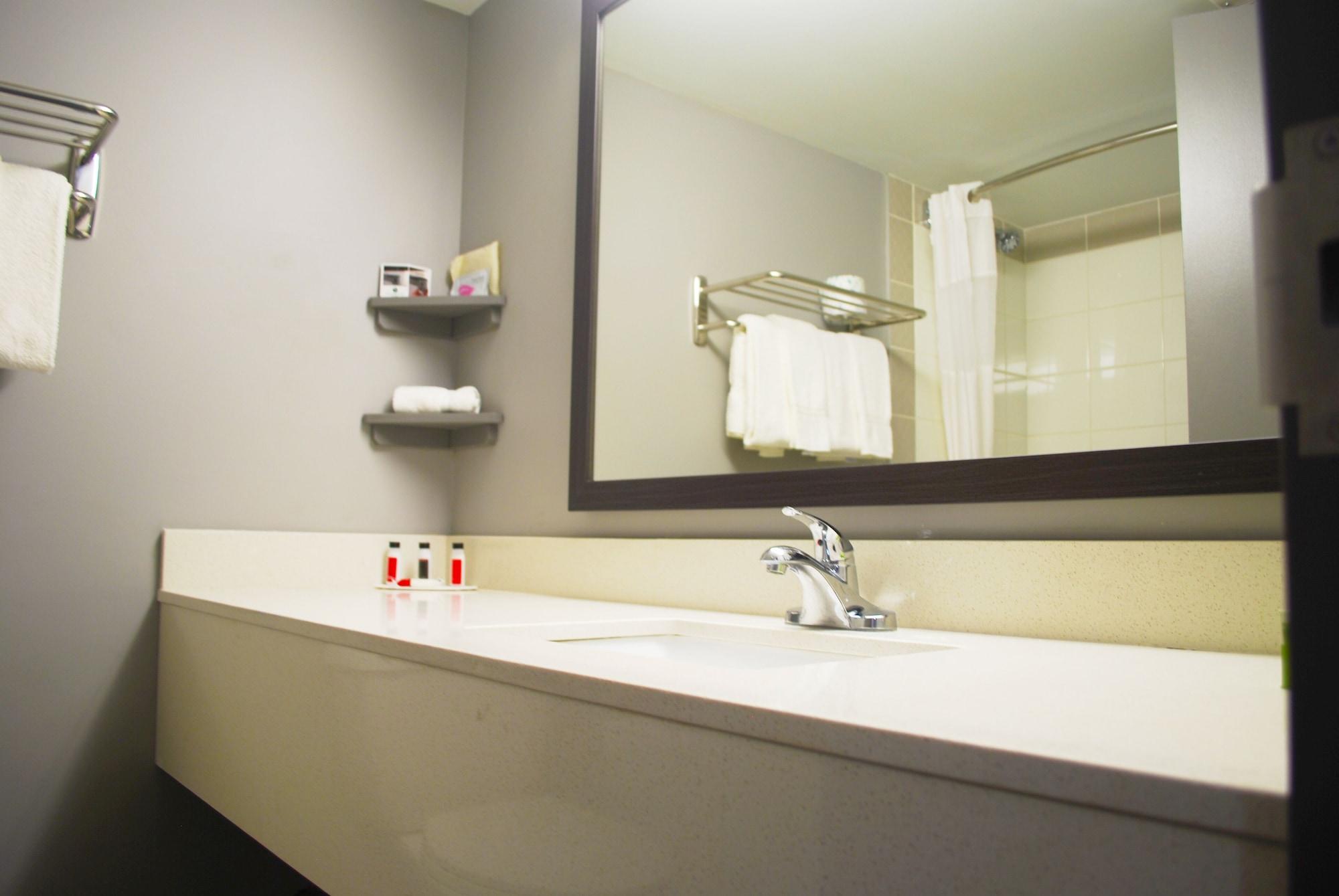Ramada By Wyndham Yellowhead Nw Edmonton