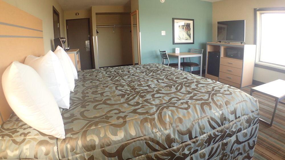 Ramada By Wyndham Yellowhead Nw Hotel Edmonton