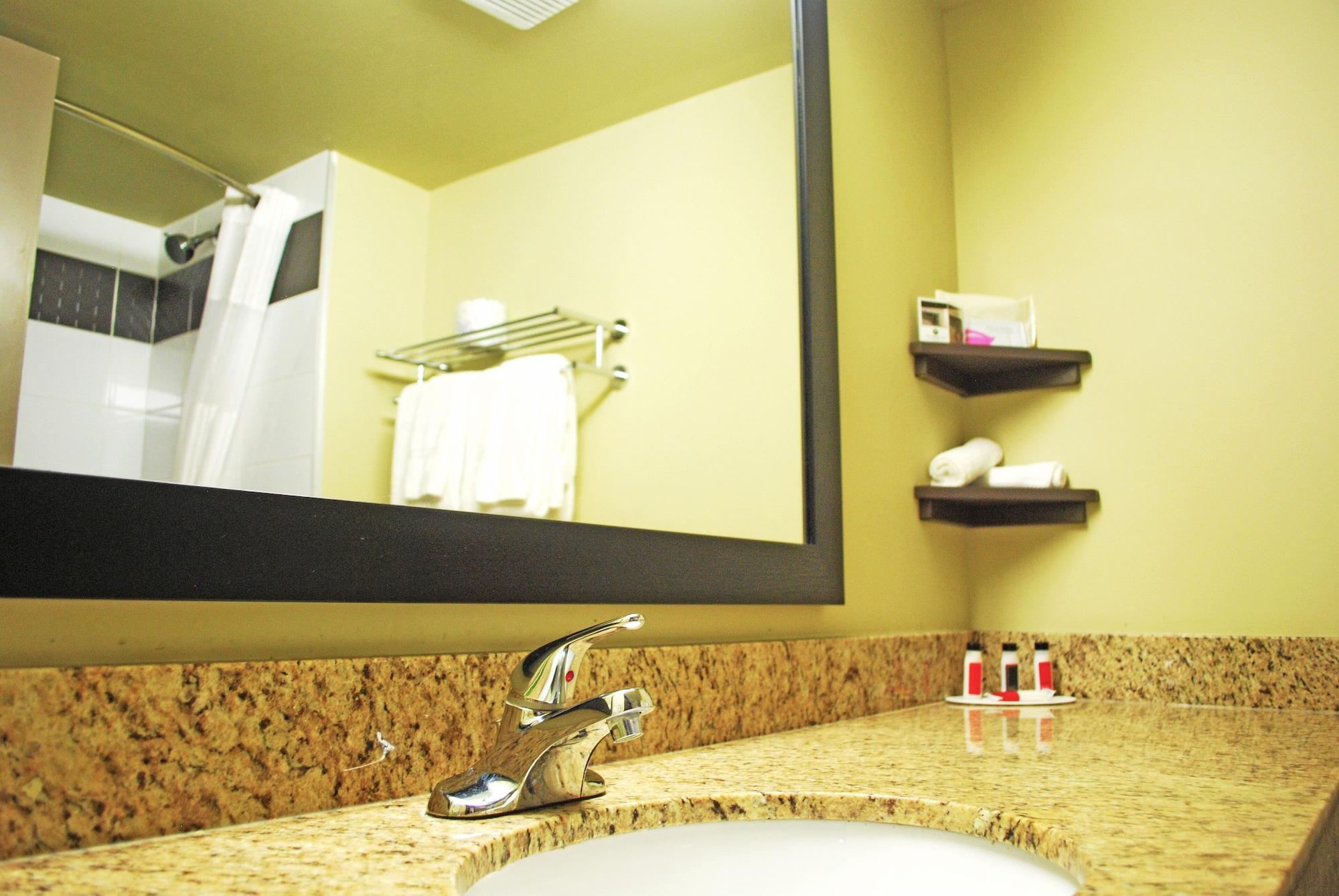 Hotel Ramada By Wyndham Yellowhead Nw Edmonton