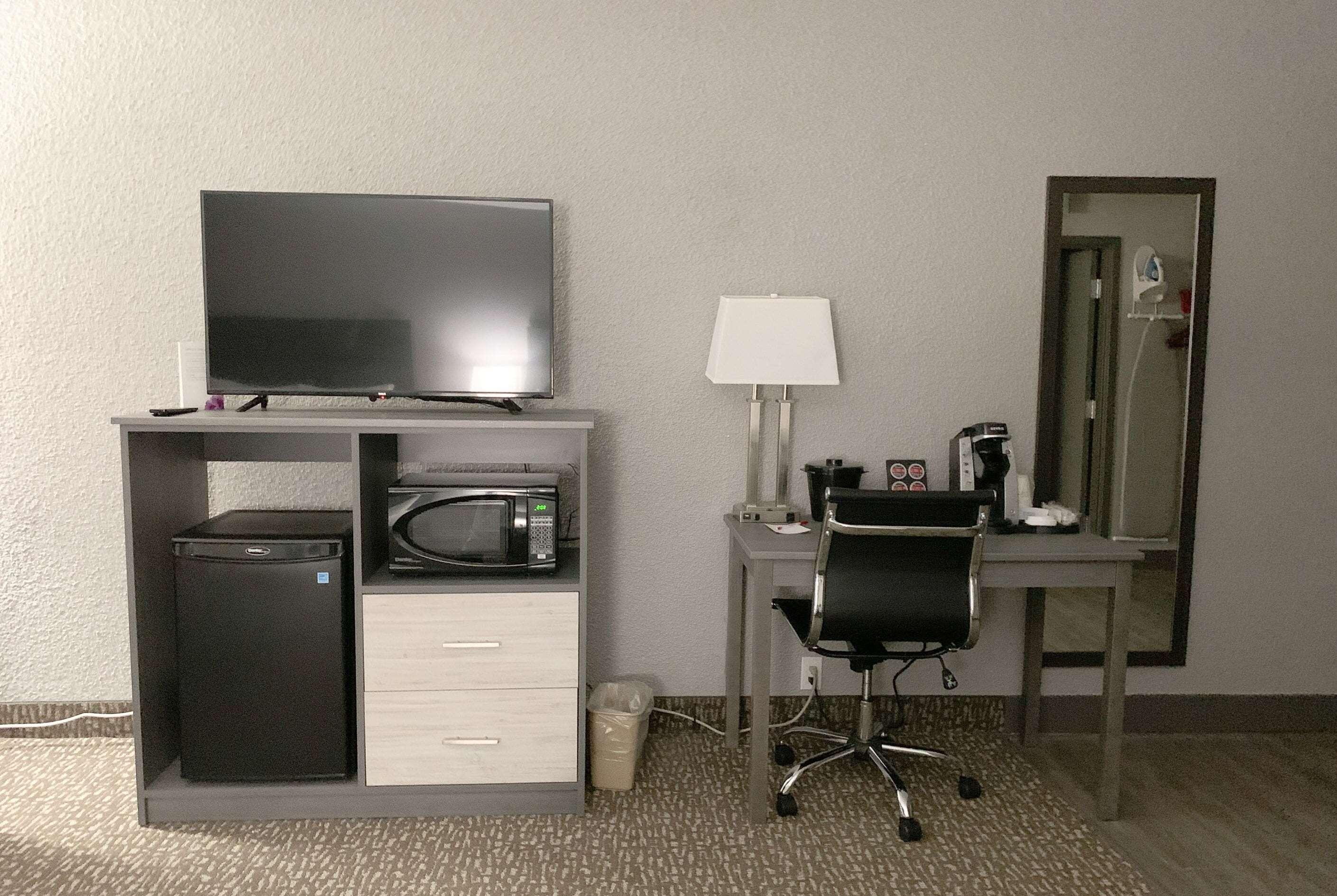 Hotel Ramada By Wyndham Yellowhead Nw 2*