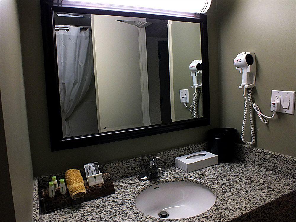 Ramada By Wyndham Yellowhead Nw Hotel Edmonton