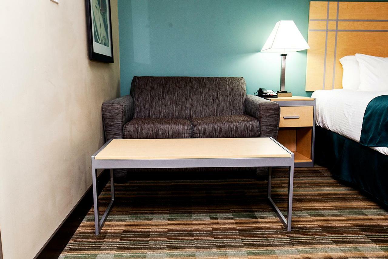Ramada By Wyndham Yellowhead Nw 2*